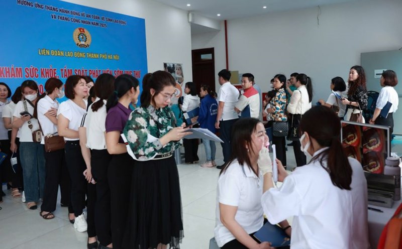 The health examination was organized by the Hanoi City Labor Federation in coordination with Hanoi Obstetrics and Gynecology Hospital for 600 female workers in Thach That - Quoc Oai Industrial Park. Photo: Hai Nguyen