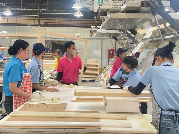 A Chau Cua Y Ky nghe Co. Ltd.の労働者は、仕事と安定した収入を得ています。写真:Din Trong