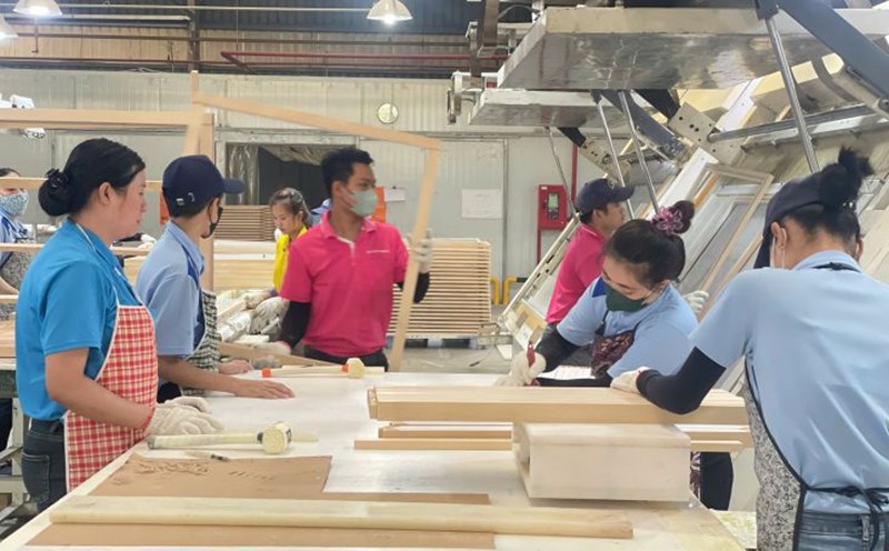Workers at Cua Tay A Chau Technology Co., Ltd. have stable jobs and income. Photo: Dinh Trong