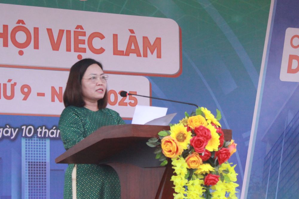 Ba Nguyen Thi Thu Huong – Pho Giam doc So Noi vu phat bieu tai le khai mac. Anh: Tran Thi