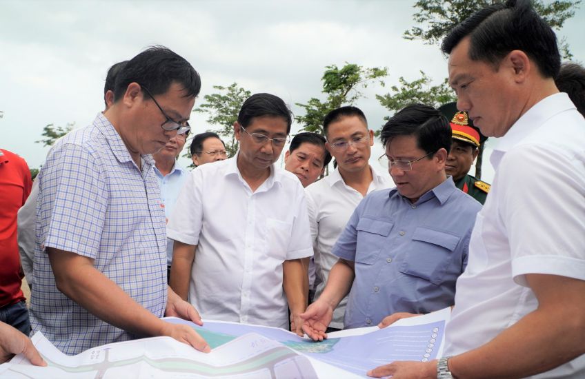호반므엉(Ho Van Mung) 안장(An Giang)성 인민위원회 위원장(오른쪽에서 두 번째)이 푸(Phu Quoc)에서 APEC 2027 서비스 프로젝트의 실제 상황을 조사하고 있습니다. 사진: 응우옌안(Nguyen Anh)