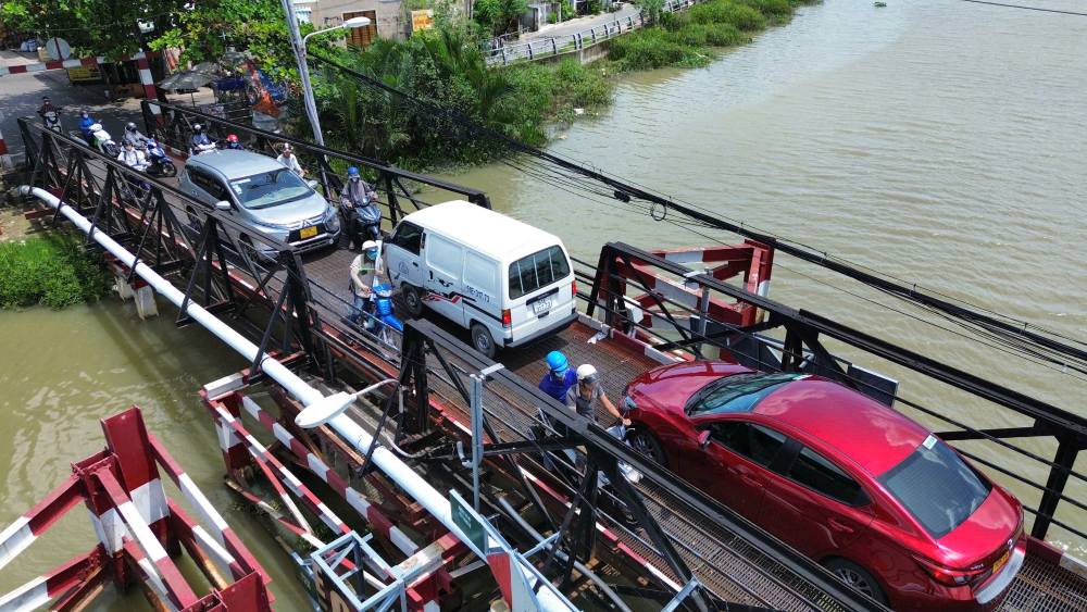 Moi lan co xe oto len cau de xay ra tinh trang ket xe. Anh: Anh Tu