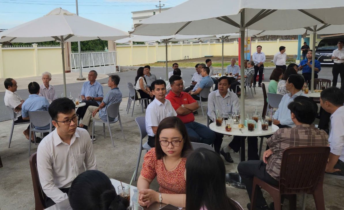 Khong gian buoi tro chuyen “Ca phe voi Nhan dan va doanh nghiep” tai dien ra trong khong khi coi mo, gan gui. Anh: Phuong Anh