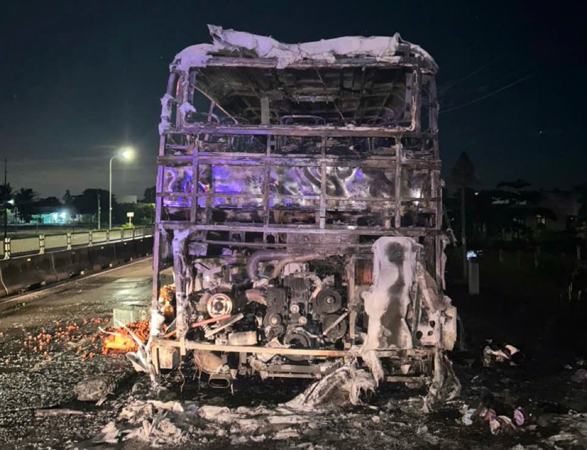 버스는 뼈대만 남고 완전히 불에 탔습니다. 사진: Duy Tuan