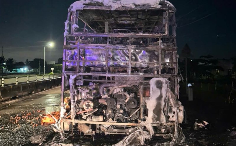 The passenger bus burned to the frame. Photo: Duy Tuan