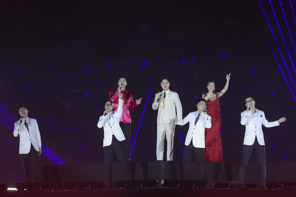 ハノイで開催された公安サッカー大会の開会式にベトナムのスターたちが参加。写真:主催者