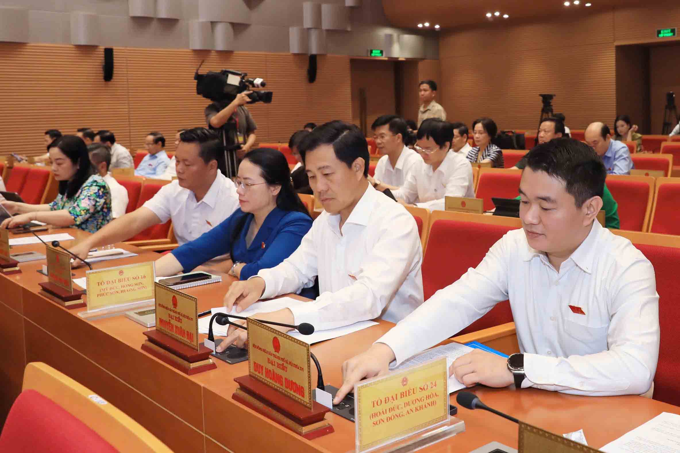 Delegates pressed the button to pass the Resolution regulating measures to reduce plastic emissions in Hanoi, on the morning of July 10. Photo: Quang Thai