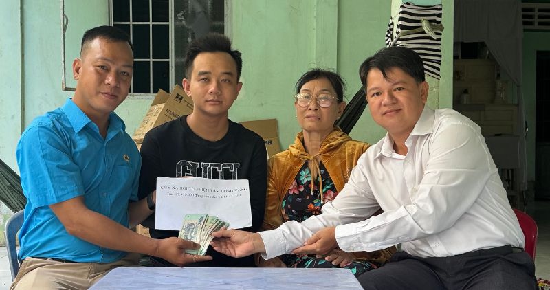 Representative of the Golden Heart Social Support Fund presented support money from readers of Lao Dong Newspaper to the rector Le Minh Luan, who is struggling with end-stage kidney failure. Photo: Hoang Loc