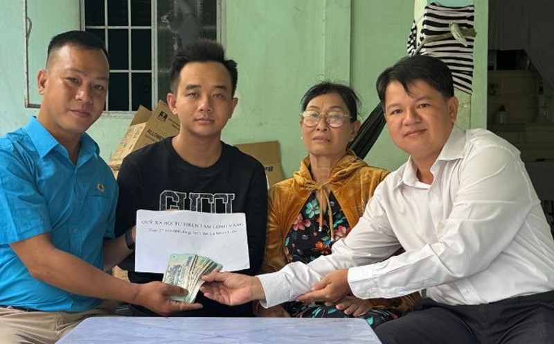 Representative of the Golden Heart Social Support Fund presented support money from readers of Lao Dong Newspaper to the rector Le Minh Luan, who is struggling with end-stage kidney failure. Photo: Hoang Loc