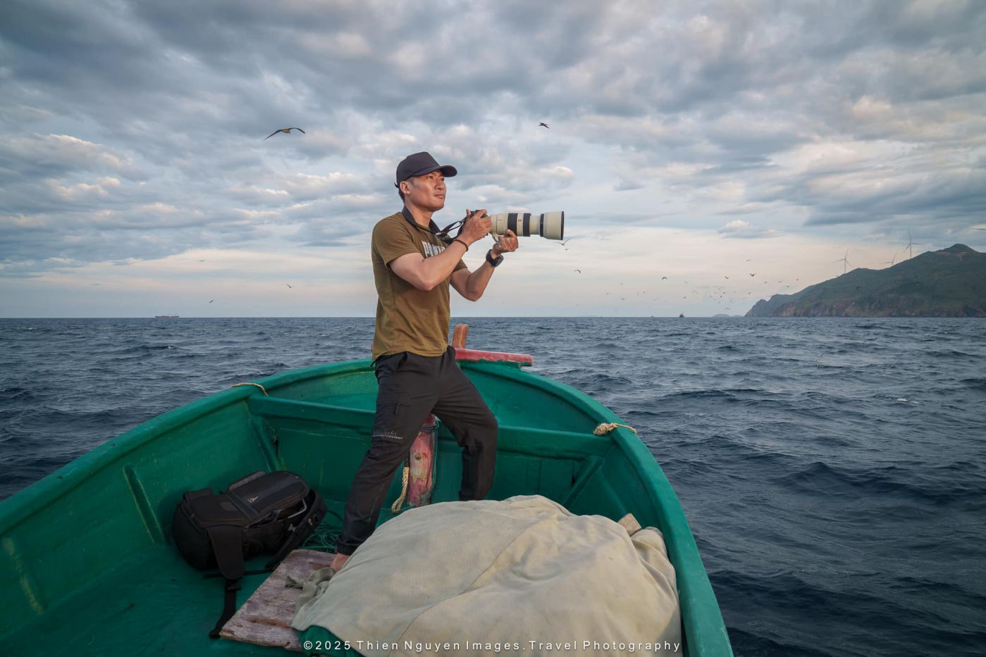 Photographer Nguyen Ngoc Thien in his journey to "hunt" for elephants. Photo: Character provided