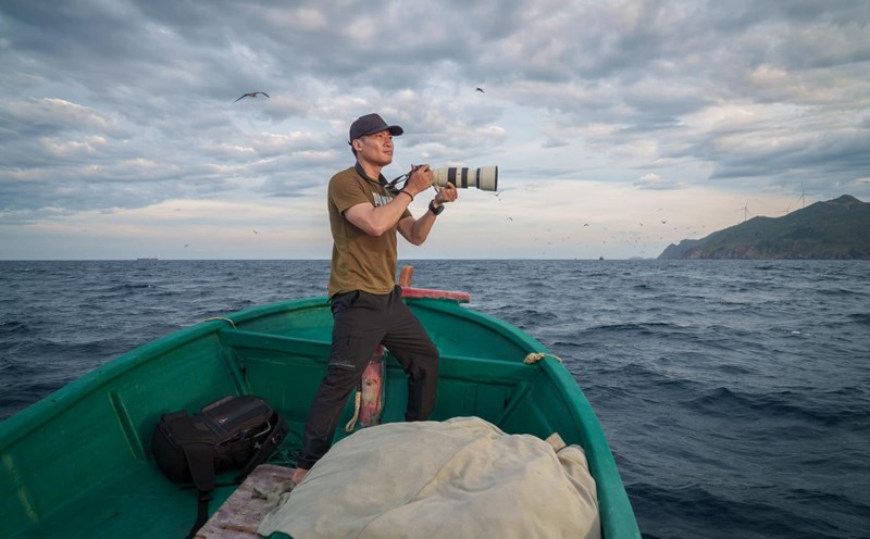 Photographer Nguyen Ngoc Thien in his journey to "hunt" for elephants. Photo: Character provided