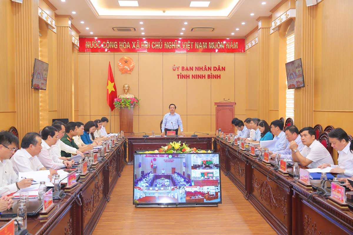 닌빈성 인민위원회 위원장인 Pham Quang Ngoc 씨가 2025년 상반기 사회 경제 상황 평가 정기 회의 온라인 회의에서 연설하고 있습니다. 사진: 닌빈성 전자 정보 포털