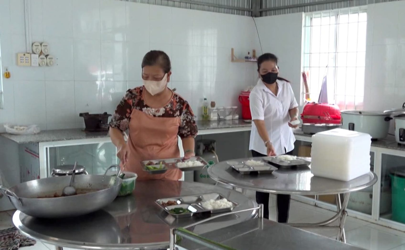Cac tinh nguyen vien tat bat chuan bi bua an tu sang som tai bep an tu thien Trung tam Y te Vinh Chau, TP Can Tho. Anh: Chi Thanh