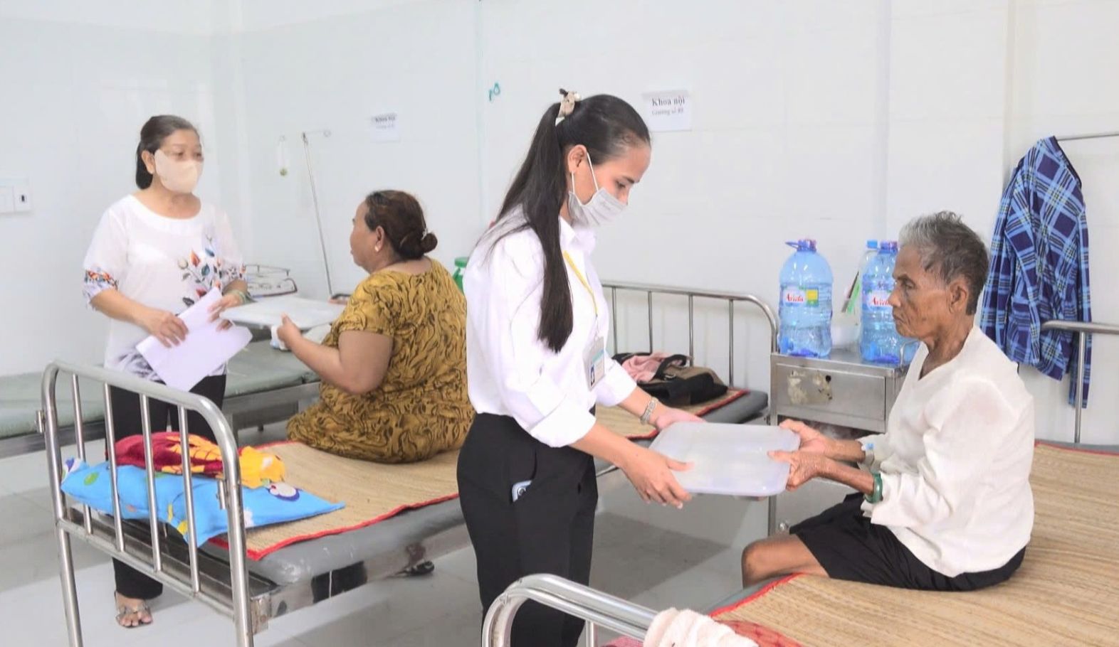 Suat com mien phi day du dinh duong duoc trao tan tay benh nhan dang dieu tri. Anh: Chi Thanh