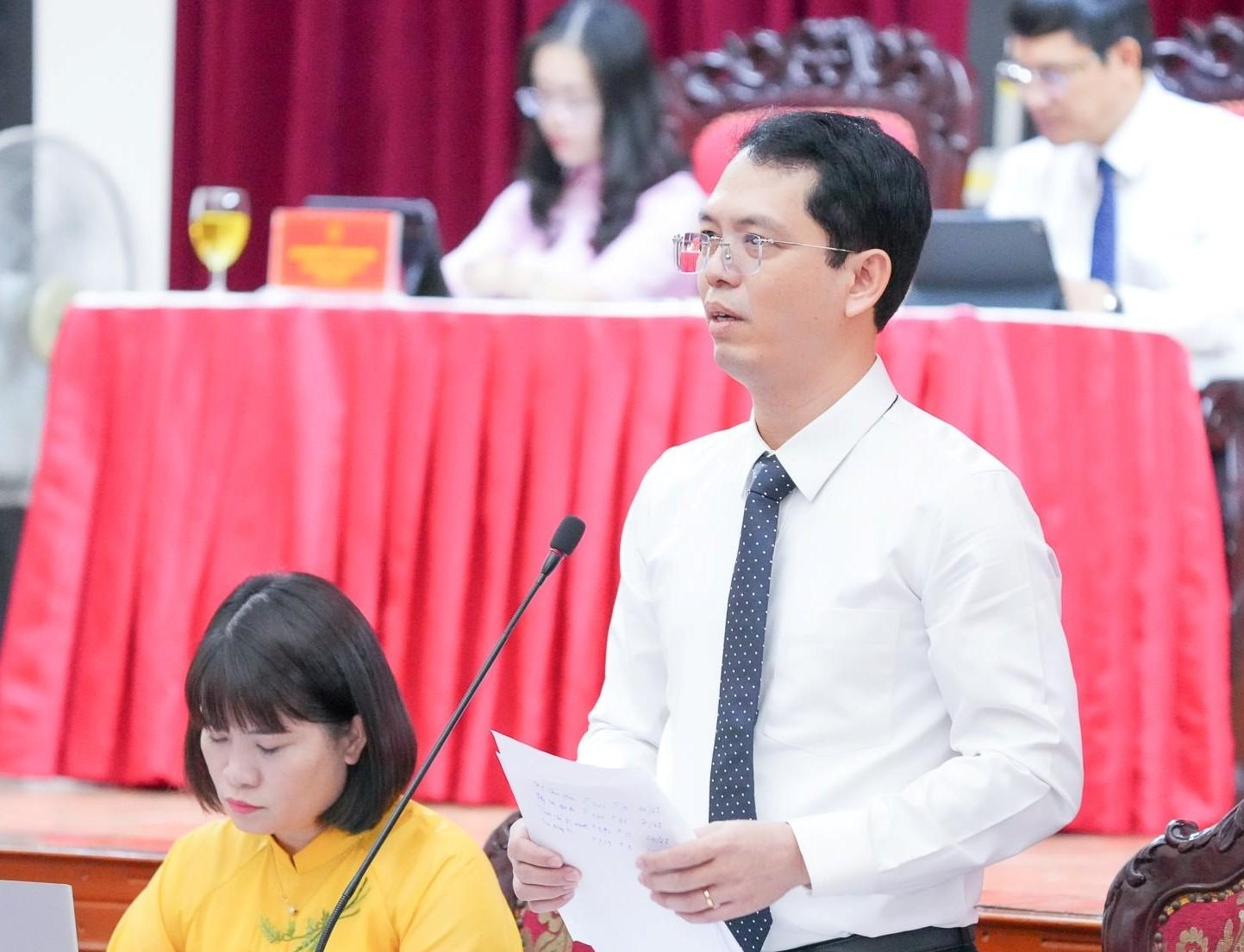 응에안성 재무부 국장 Trinh Thanh Hai가 기업의 어려움을 해소하고 제한 사항을 극복하고 지방 경쟁력 지수(PCI)를 높이는 투자 및 비즈니스 환경 개선을 위한 메커니즘 및 정책 시행에 대한 질의에 답변하고 있습니다. 사진: Thanh Cuong