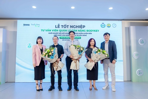 Dai dien Trung tam Chuyen giao tri thuc va Ho tro khoi nghiep, Dai hoc Quoc gia Ha Noi va dai dien Trung tam Ho tro thanh nien khoi nghiep Viet Nam, Dai dien Hoi LHTN Viet Nam - Trung uong Doan TNCS Ho Chi Minh, Dai dien Lien doan the duc Tp Ho Chi Minh va Dai dien Amway Viet Nam tai buoi le.