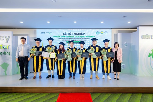 Hoc vien la Nha phan phoi da hoan tat chuong trinh dao tao Huan luyen vien Quan ly Can nang theo dinh huong chuyen sau va ben vung. Anh: Amway
