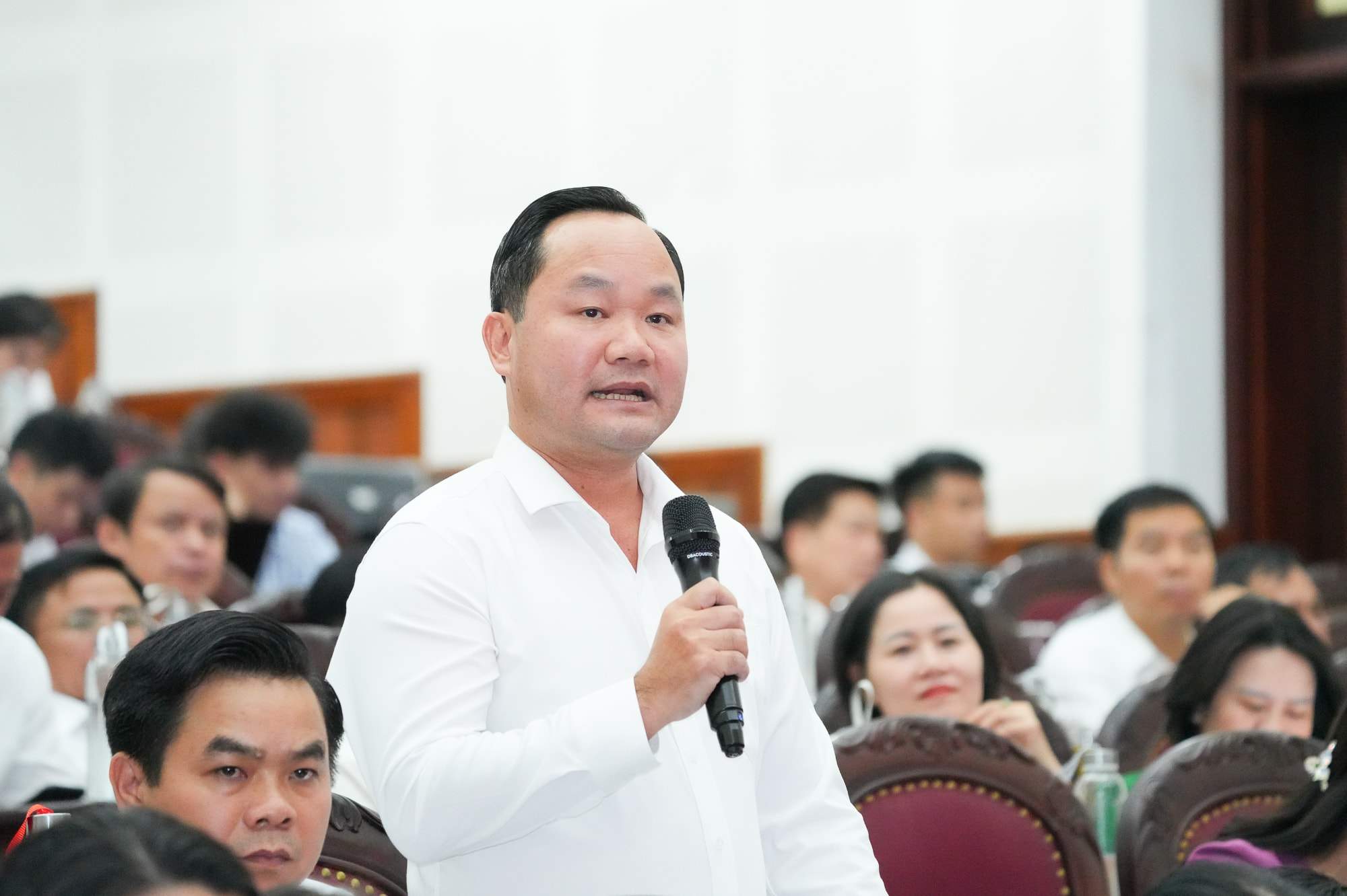 Ong Hoang Quoc Viet – Giam doc So Nong nghiep va Moi truong Nghe An - tra loi y kien dai bieu ve gia dat moi. Anh: Thanh Cuong