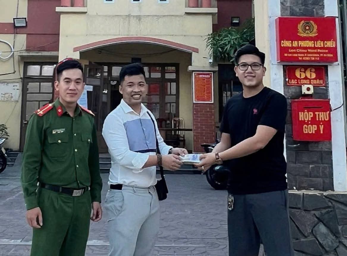 Nam thanh nien 9X o Da Nang trao lai hon 53 trieu dong cho nguoi danh roi. Anh: CACC