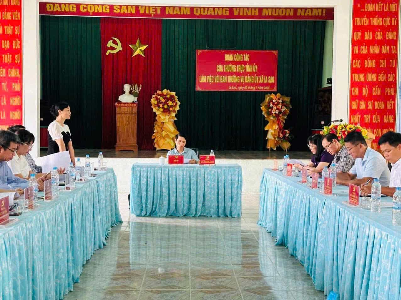 Secretario Adjunto del Comite del Partido Provincial, Presidente del Comite del Frente de la Paterna de Vietnam, Nguyen Ngoc Luong, trabaja en IA Sao Commune. Foto: Nguyen Sang