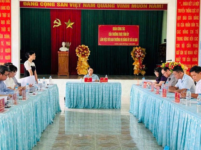 Chủ tịch Ủy ban Mặt trận Tổ quốc Việt Nam tỉnh Gia Lai đến cơ sở động viên cán bộ
