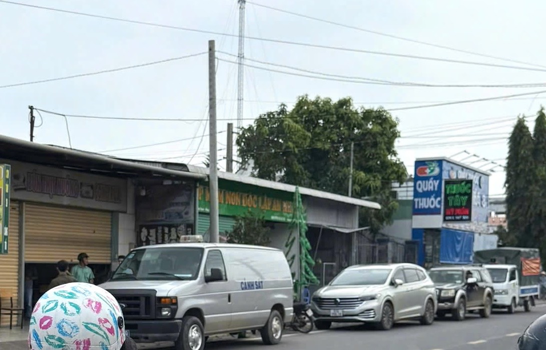 Lực lượng chức năng tiến hành thực nghiệm hiện trường vụ giết người thân bằng chất độc xyanua ở Đồng Nai. Ảnh: HAC