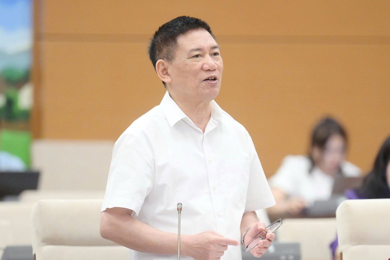 호득프억 부총리는 국가 기관이 공무원처럼 월 500만~700만 동의 급여를 지급하기 때문에 능력 있는 사람들이 기업에 취업한다고 밝혔습니다. 사진: Quochoi.vn.