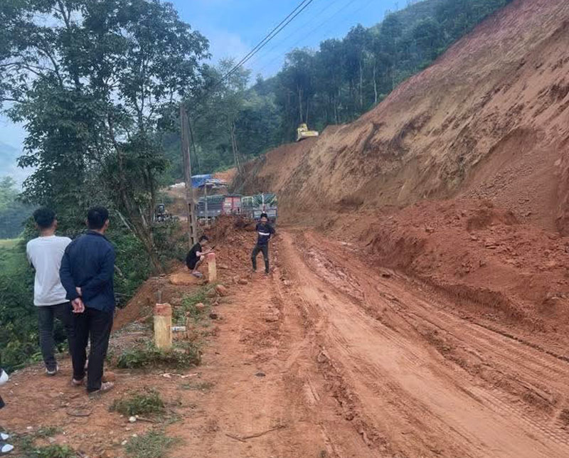 Nhieu tuyen giao thong tren dia ban tinh Cao Bang bi gian doan vi sat lo dat. Anh: Duc Trung