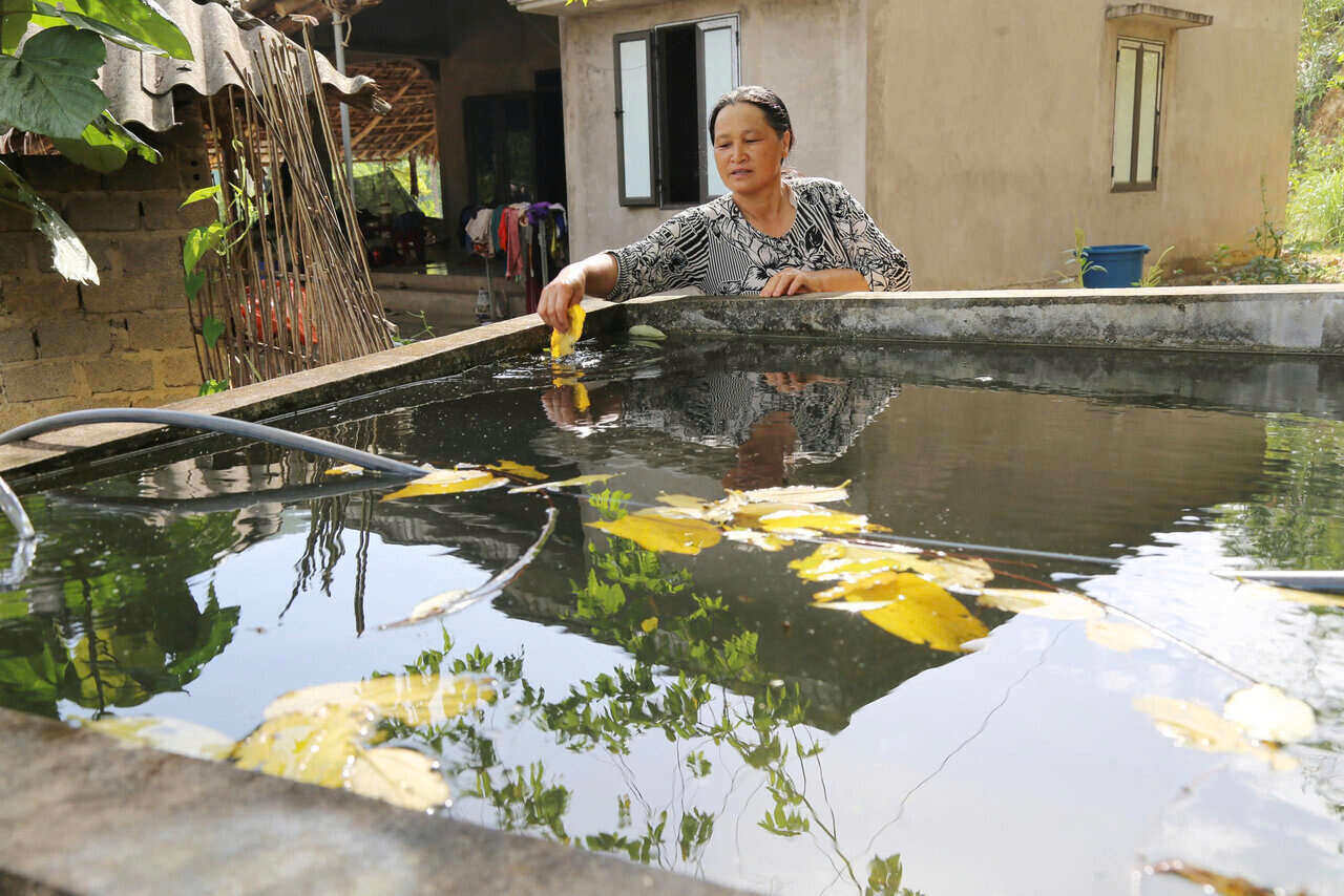 Mua mua, nguoi dan xom Enh co du nuoc de sinh hoat nhung lo ngai ve chat luong nuoc.