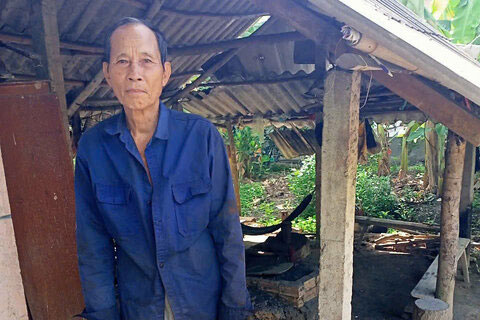 Un homme de 70 ans sans emploi s'occupant de sa femme victime d'un accident vasculaire cerebral dans une maison delabree. Photo : Hoang Loc