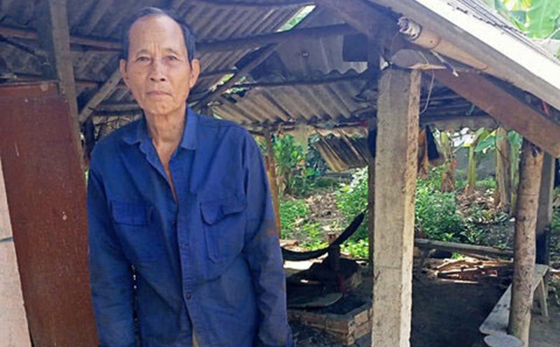 The unemployed man in his 70s takes care of his wife in a dilapidated house. Photo: Hoang Loc
