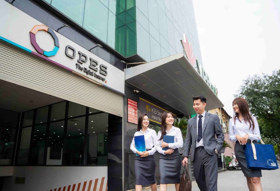 OPES khang dinh vi the Nha bao hiem so tien phong ngay cang ro ret. Anh: VPBank