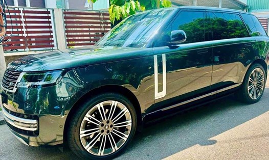 Range Rover thế hệ mới với màu sơn xanh và nội thất da bò sang trọng. Ảnh: Anh Phúc