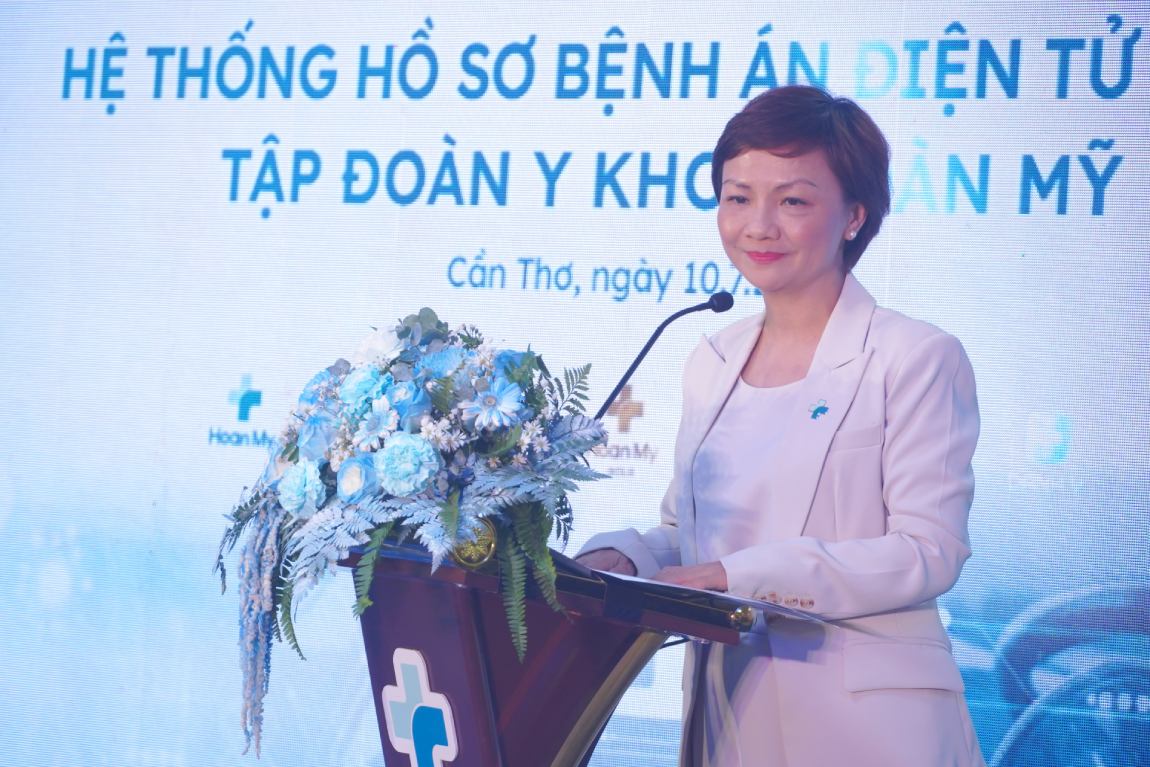 Ba Huynh Bich Lien - Tong Giam doc Tap doan Y khoa Hoan My phat bieu tai le cong bo. Anh: Ta Quang
