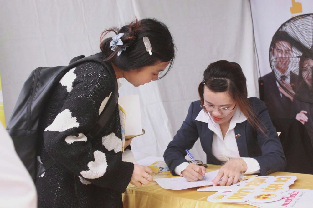 다낭 채용 박람회에서 일자리를 사냥하기 위해 서류를 가져온 학생들. 사진: 쩐 티