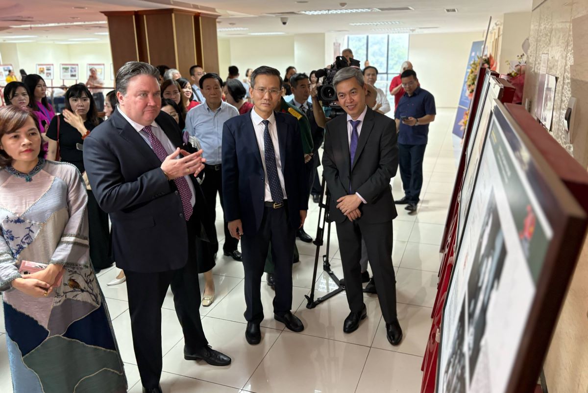 El embajador de los Estados Unidos en Vietnam Marc Knapper (segundo desde la izquierda) visita la exhibicion del documento "30 años de relaciones diplomaticas en Vietnam - Estados Unidos". Foto: Hai an