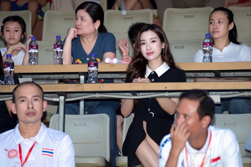 My Linh appeared in the stands of Hang Day Stadium. Photo: Minh Dan