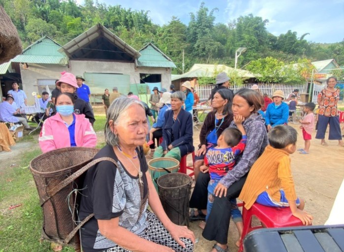 Dong bao dan toc Co Tu cho doi de duoc kham benh va nhan qua. Anh: Song Han