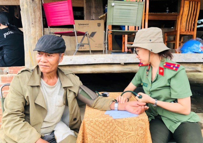 Cac y bac si Benh vien 199 kham benh cho ba con. Anh: Song Han