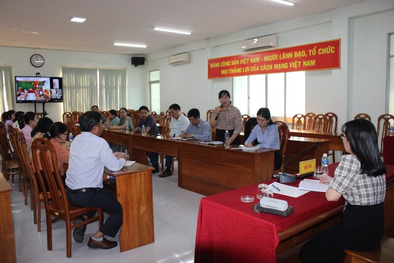 La Confederacion Laboral Provincial celebro una conferencia de informacion, implementando el trabajo de sindicato en los ultimos 6 meses de 2025. Foto: Xuan Tham Tham