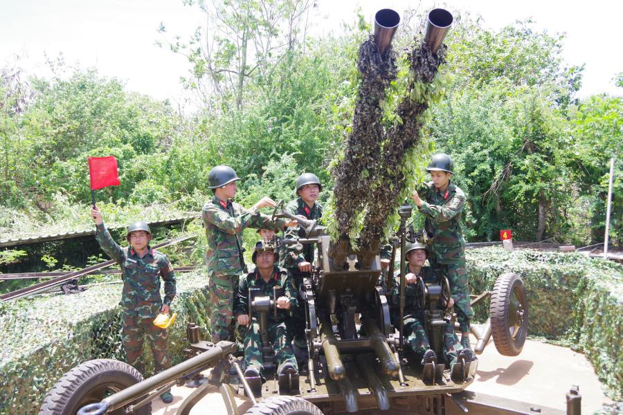 The Government promulgates a special salary, wages, food allowances, and allowances for people mobilized to participate in people's air defense activities. Photo: VGP