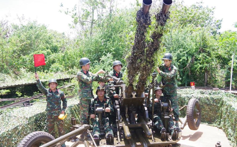 The Government promulgates a special salary, wages, food allowances, and allowances for people mobilized to participate in people's air defense activities. Photo: VGP