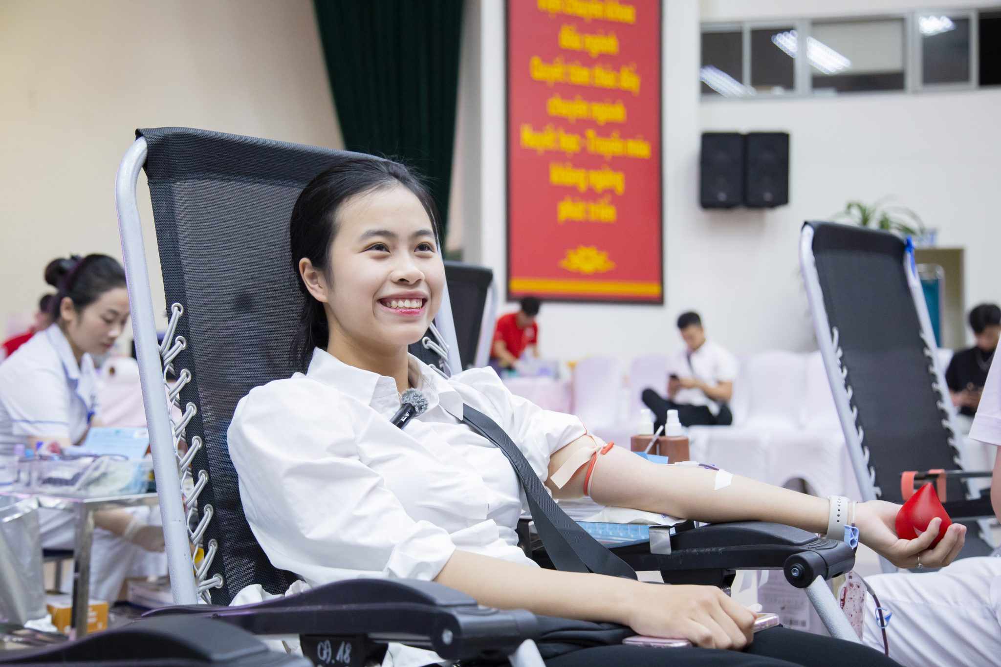 Ban Le Thi Thuy Duong nhiet tinh tham gia hien mau. Anh: Quang Hai