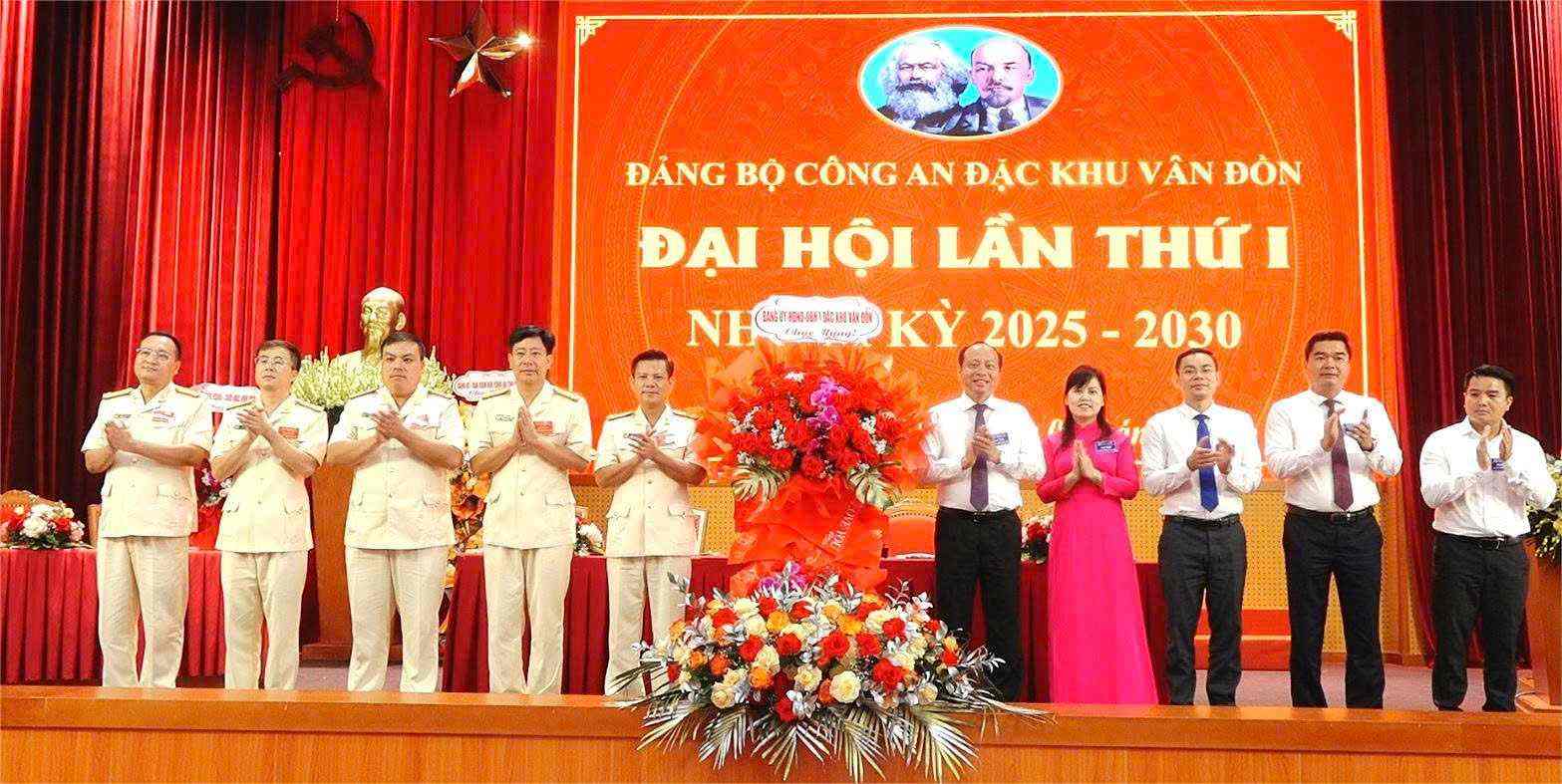 Quang 지방 Van Don 특별 구역 공안 당위원회는 최근 2025-2030 임기의 제1차 대회를 성공적으로 개최했습니다. 사진: Van Don 특별 구역 정보 포털