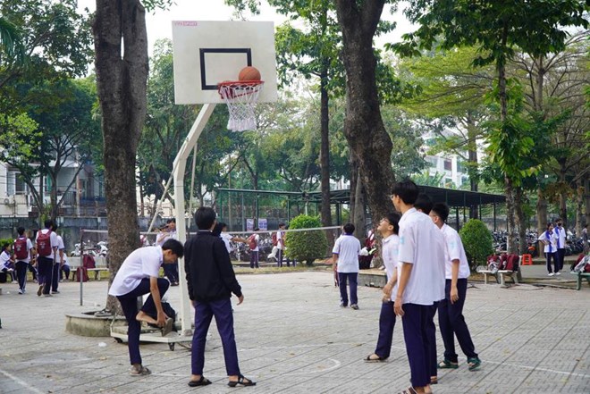 Los estudiantes de Truong Chinh High School (Ho Chi Minh City) practican deportes durante el recreo: la escuela esta implementando la prohibicion de los estudiantes para usar el telefono durante todo el tiempo de jugar. Foto: Chan Phuc