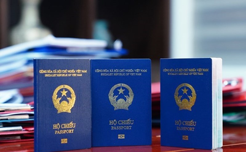 valid passports can continue to be used, and are not required to be changed. Photo: Quang Viet