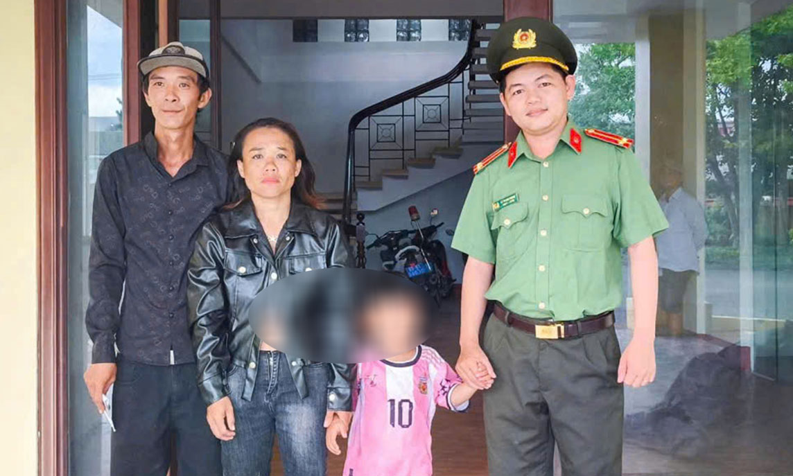 Cong an phuong Soc Trang ban giao chau Q cho gia dinh dua ve cham soc. Anh: Cong an TP Can Tho