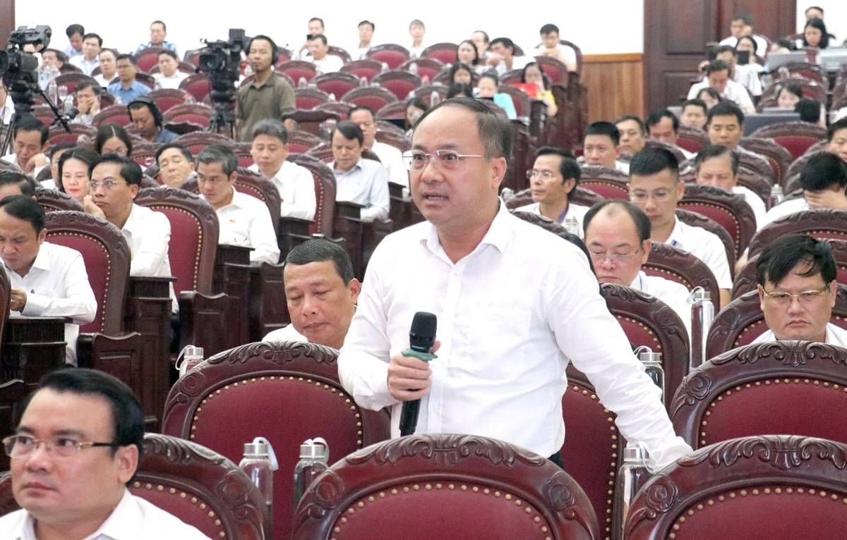 응에안 내무부 국장인 Nguyen Viet Hung 씨는 2024년에 지방에 132명의 공무원과 114명의 공무원이 징계를 받았다고 말했습니다. 사진: Thuong Huyen