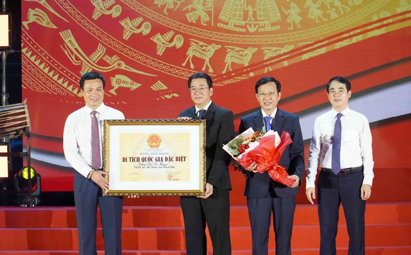 Khanh Hoa province held a ceremony to receive the title of Ponagar Tower as a special national monument. Photo: Huu Long