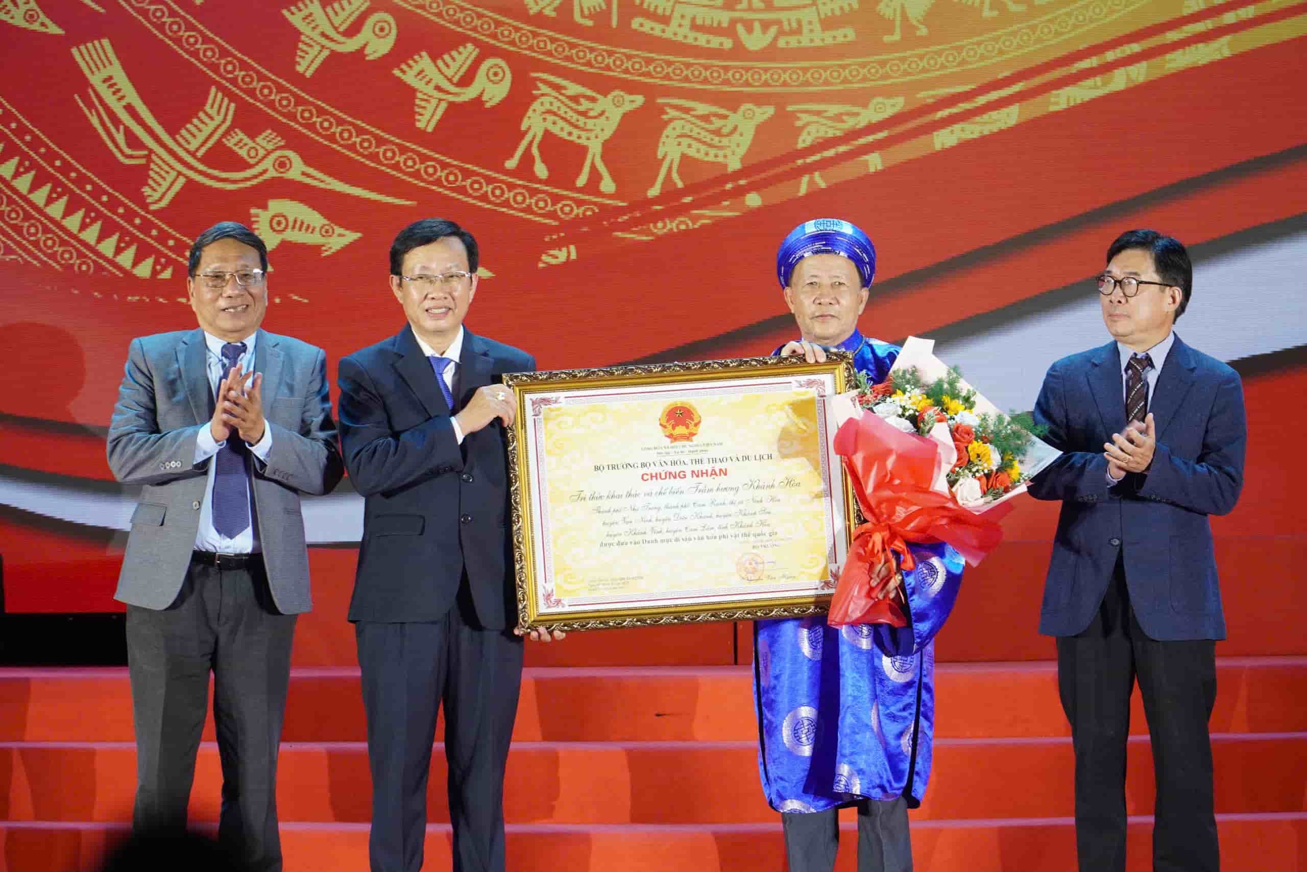 Tri thuc khai thac va che bien Tram huong Khanh Hoa cung chinh thuc duoc dua vao Danh muc Di san van hoa phi vat the quoc gia. Anh: Huu Long